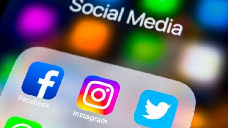 social media-facebook-celular
