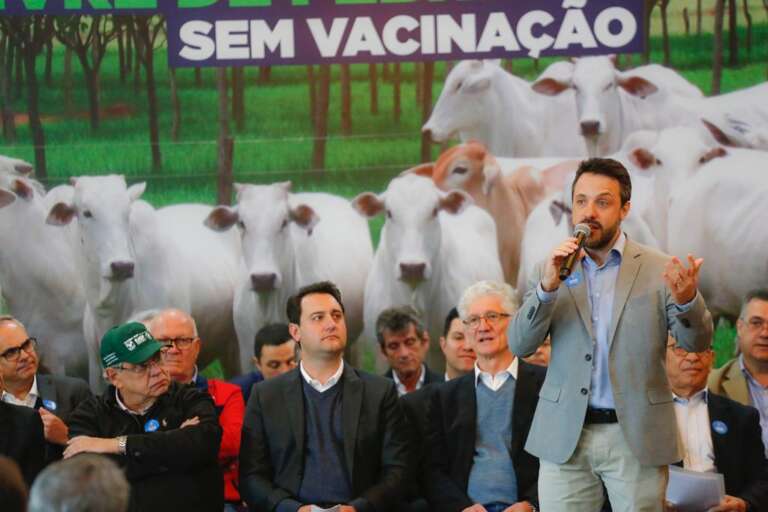 Gustavo Simao gerente de Servicos Veterinarios da Agroceres PIC discursa durante evento do Governo do Parana para celebrar o aniversario de 1 ano da certificacao da OIE Foto Gilson Abreu AEN