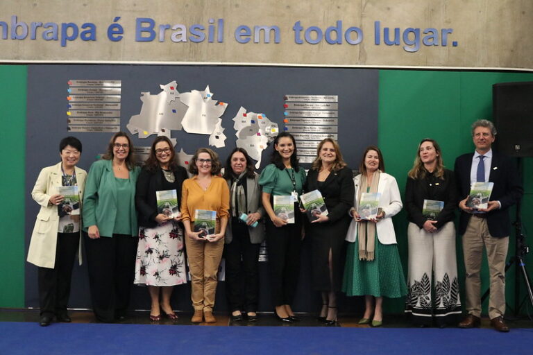 Livro aborda experiências dos centros de pesquisa do agro