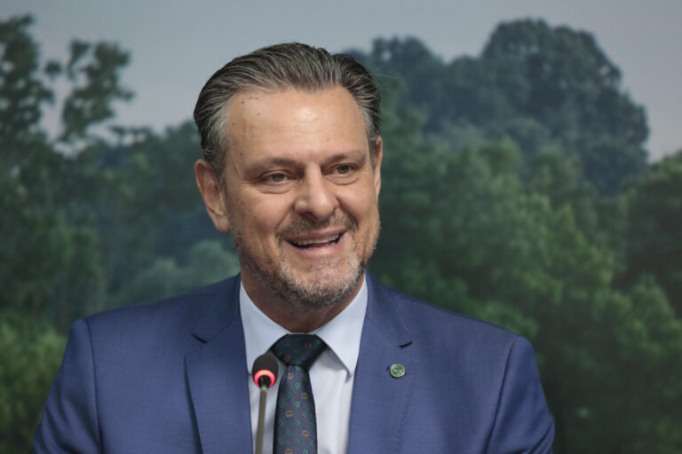 O governo federal anunciou MP de R\$ 12 bilhões para renegociar dívidas de até 100 mil produtores rurais, fortalecendo crédito e produção agrícola