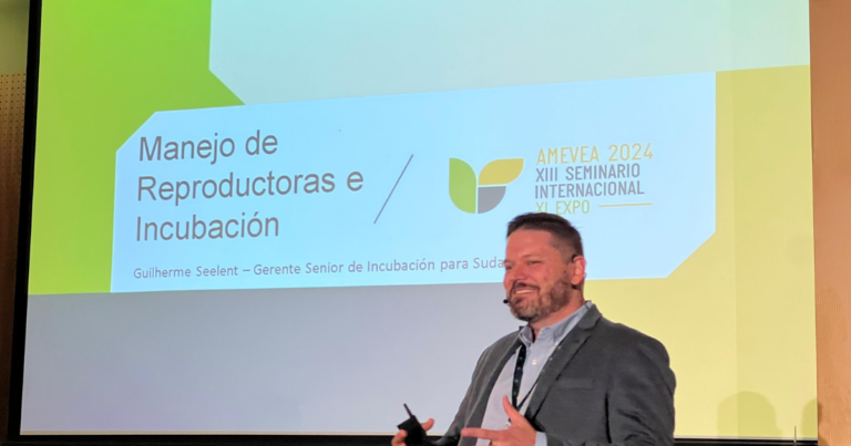Cobb-Vantress ganha destaque com palestra sobre incubação em evento no Peru