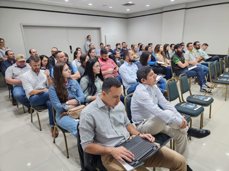 Ceva reúne especialistas para discutir sanidade em aves de corte