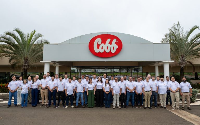 Grupo Alvorada aprimora conhecimentos sobre manejo de matrizes e incubação em workshop na Cobb-Vantress