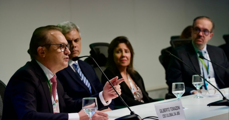 CEO da JBS defende protagonismo do agronegócio na COP30 durante evento em Brasília