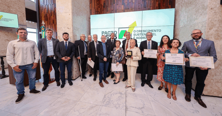 Assembleia Legislativa do RS homenageia criadores da primeira vacina oleosa contra febre aftosa