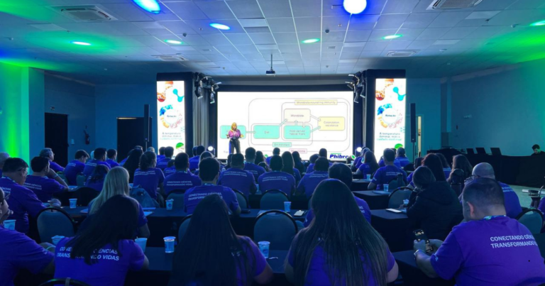 Dra. Jovanir Fernandes apresenta impactos na avicultura durante o Phibro Master Science