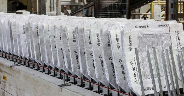 Evonik reduz a pegada de carbono e o uso de plástico com novas embalagens de papel para MetAMINO®