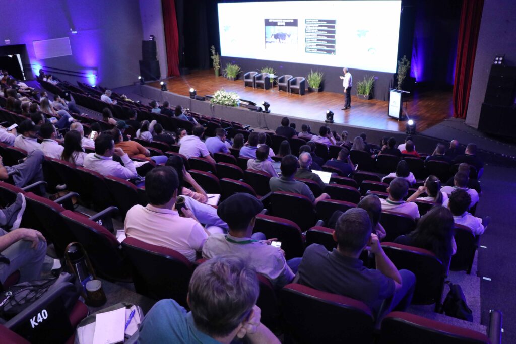 Chapecó sedia de 14 a 16 de outubro o 14º Simpósio Brasil Sul de Bovinocultura de Leite, com debates técnicos, feira e eventos
