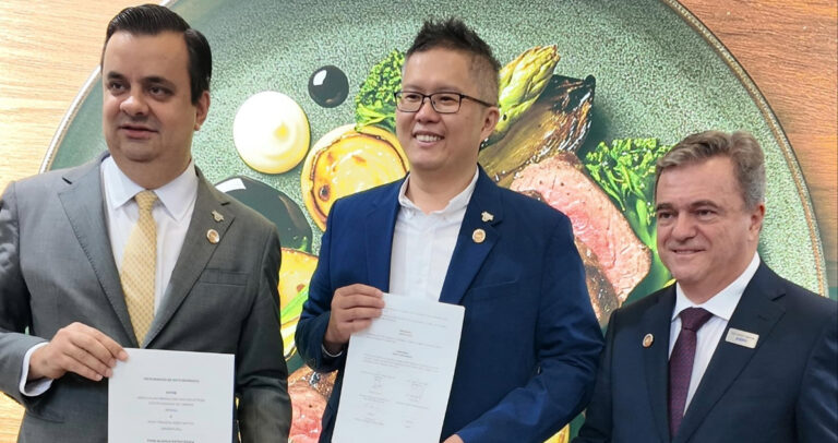 A Associação Brasileira de Proteína Animal (ABPA) e a Meat Traders Association of Singapore (MTAS) assinaram hoje, em meio à programação da Anuga 2025, um Memorando de Entendimento (MoU) que estabelece uma aliança estratégica entre Brasil e Singapura para o fortalecimento das relações comerciais e institucionais ligadas à proteína animal.