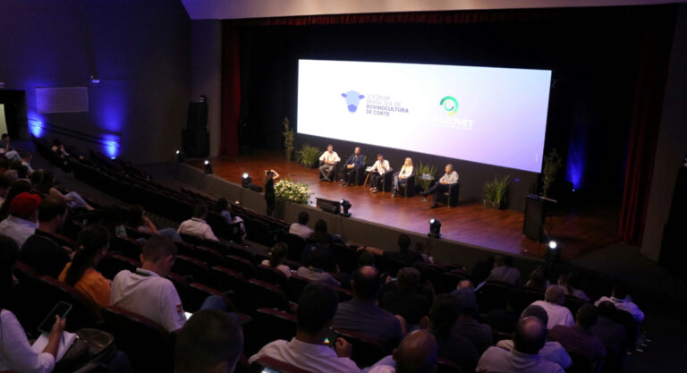 4º Fórum Brasil Sul de Bovinocultura de Corte promove debates sobre reprodução, Beef on Dairy e suplementação a pasto em Chapecó