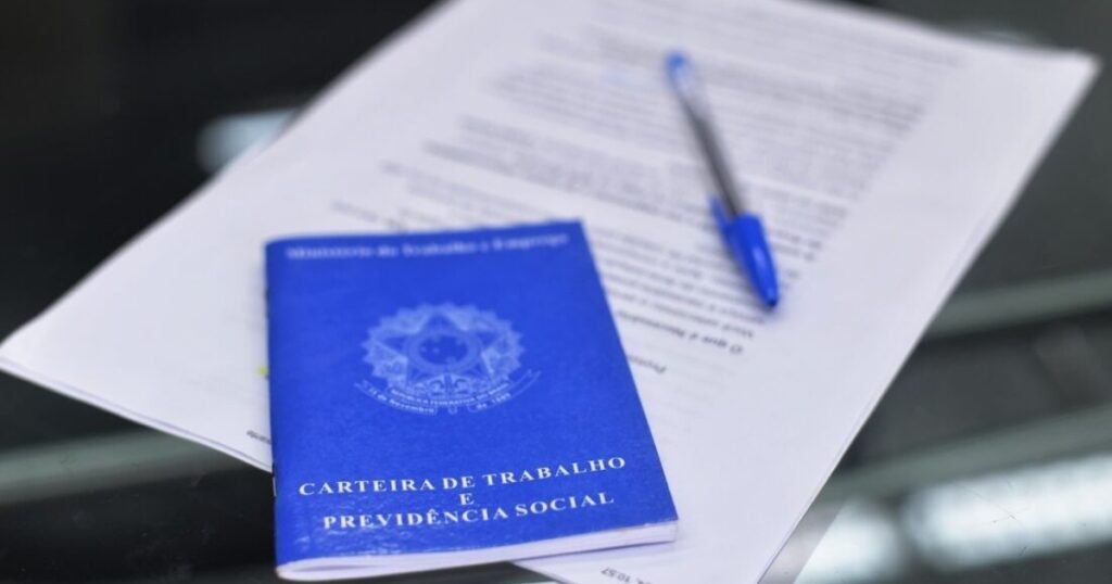 emprego com carteira assinada