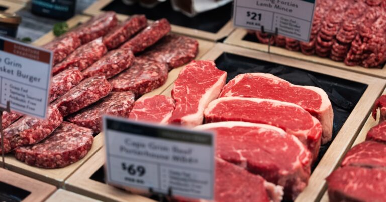 Tyson Foods sofre forte queda no lucro com perdas na carne bovina no início de 2026
