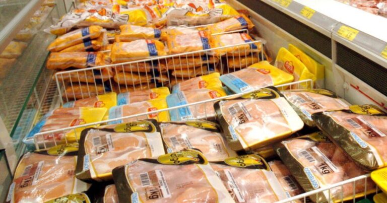 Frango registra estabilidade de preços no mercado interno, mas oferta elevada pressiona setor