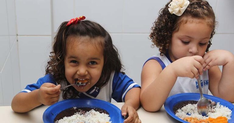 Pescado ganha espaço na alimentação escolar, mas ainda enfrenta desafios de inclusão