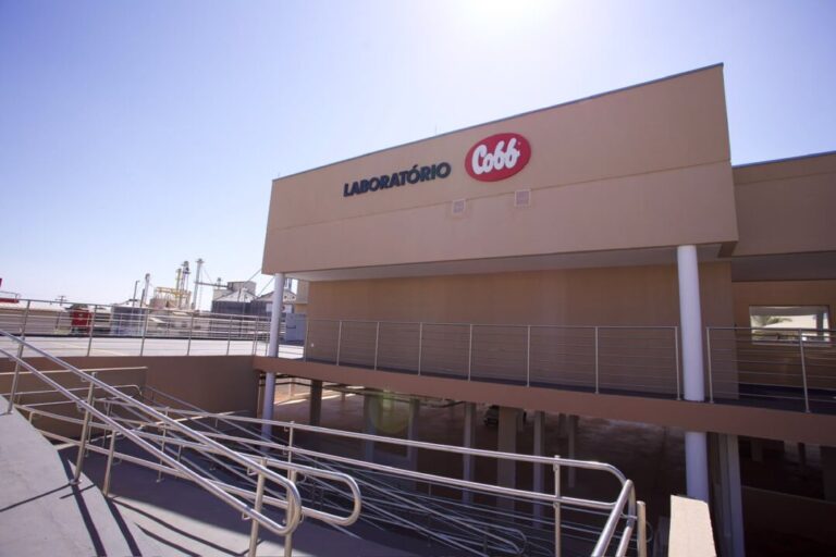 Cobb-Vantress inaugura novo Laboratório de Controle de Qualidade e amplia em 50% a capacidade de análises