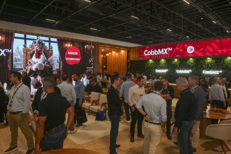 Cobb-Vantress destaca inovação genética em palestras e fortalece relacionamento com clientes durante o SIAVS 2026