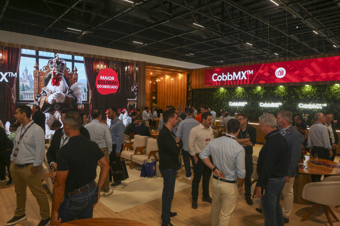 Cobb-Vantress destaca inovação genética em palestras e fortalece relacionamento com clientes durante o SIAVS 2026