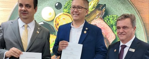 A Associação Brasileira de Proteína Animal (ABPA) e a Meat Traders Association of Singapore (MTAS) assinaram hoje, em meio à programação da Anuga 2025, um Memorando de Entendimento (MoU) que estabelece uma aliança estratégica entre Brasil e Singapura para o fortalecimento das relações comerciais e institucionais ligadas à proteína animal.