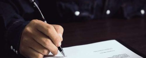 escrita-de-mao-e-assinar-contrato-de-papel_28629-576