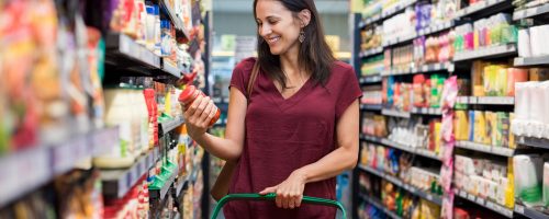 mulher-sorridente-no-supermercado