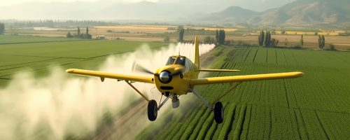 um-aviao-amarelo-esta-pulverizando-um-campo-com-um-campo-verde-ao-fundo